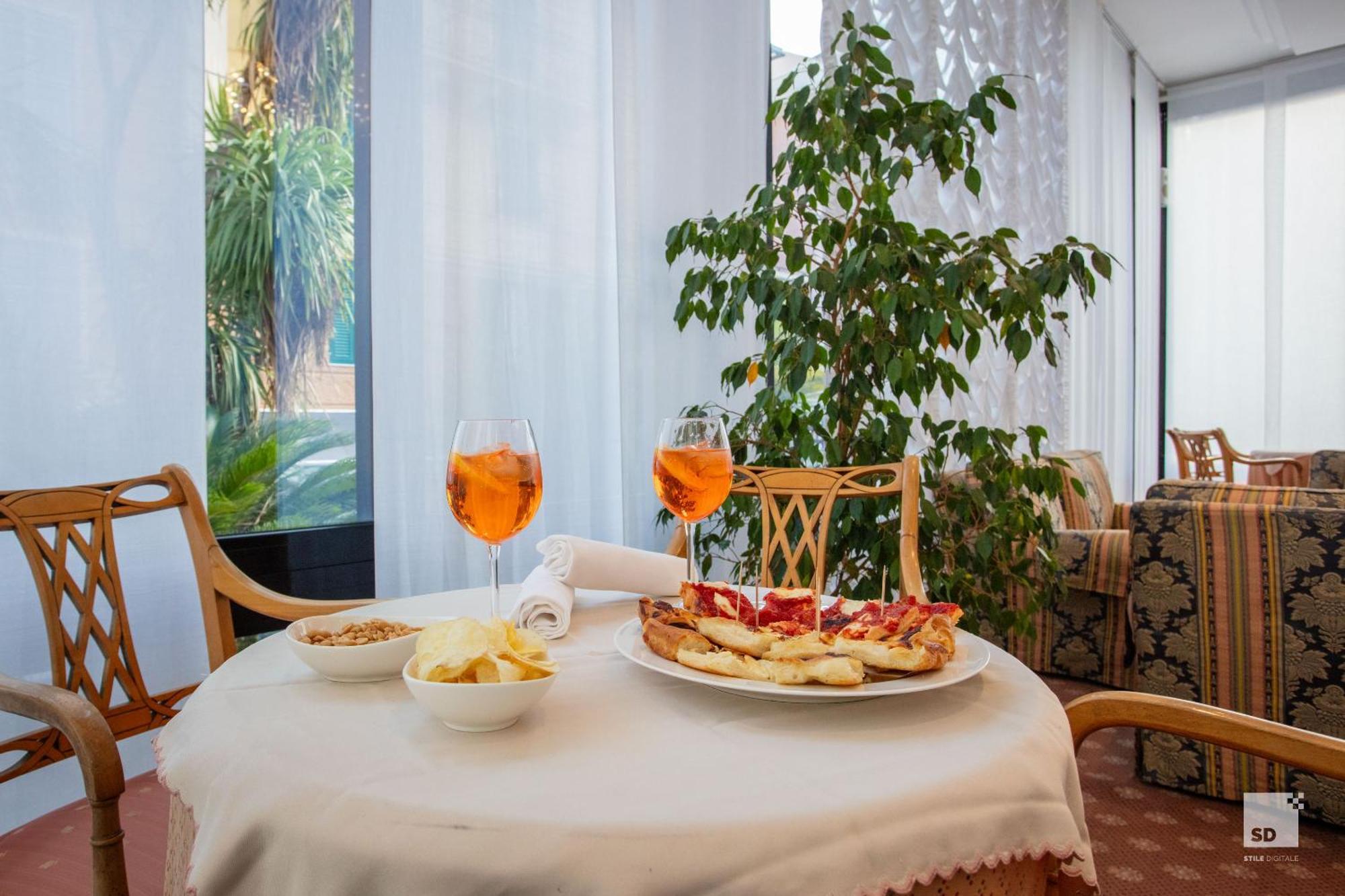 Hotel Villa Elena Вараце Екстериор снимка